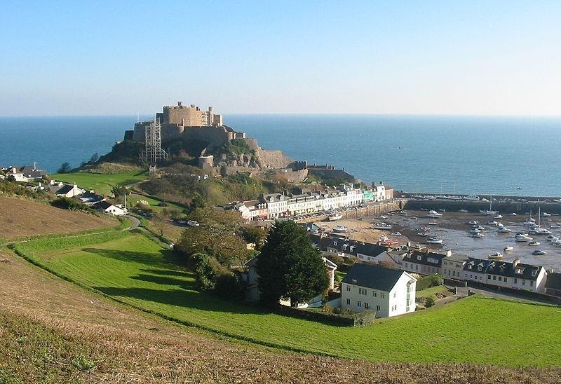 https://upload.wikimedia.org/wikipedia/commons/thumb/0/03/Mont_Orgueil_and_Gorey_harbour%2C_Jersey.jpg/800px-Mont_Orgueil_and_Gorey_harbour%2C_Jersey.jpg